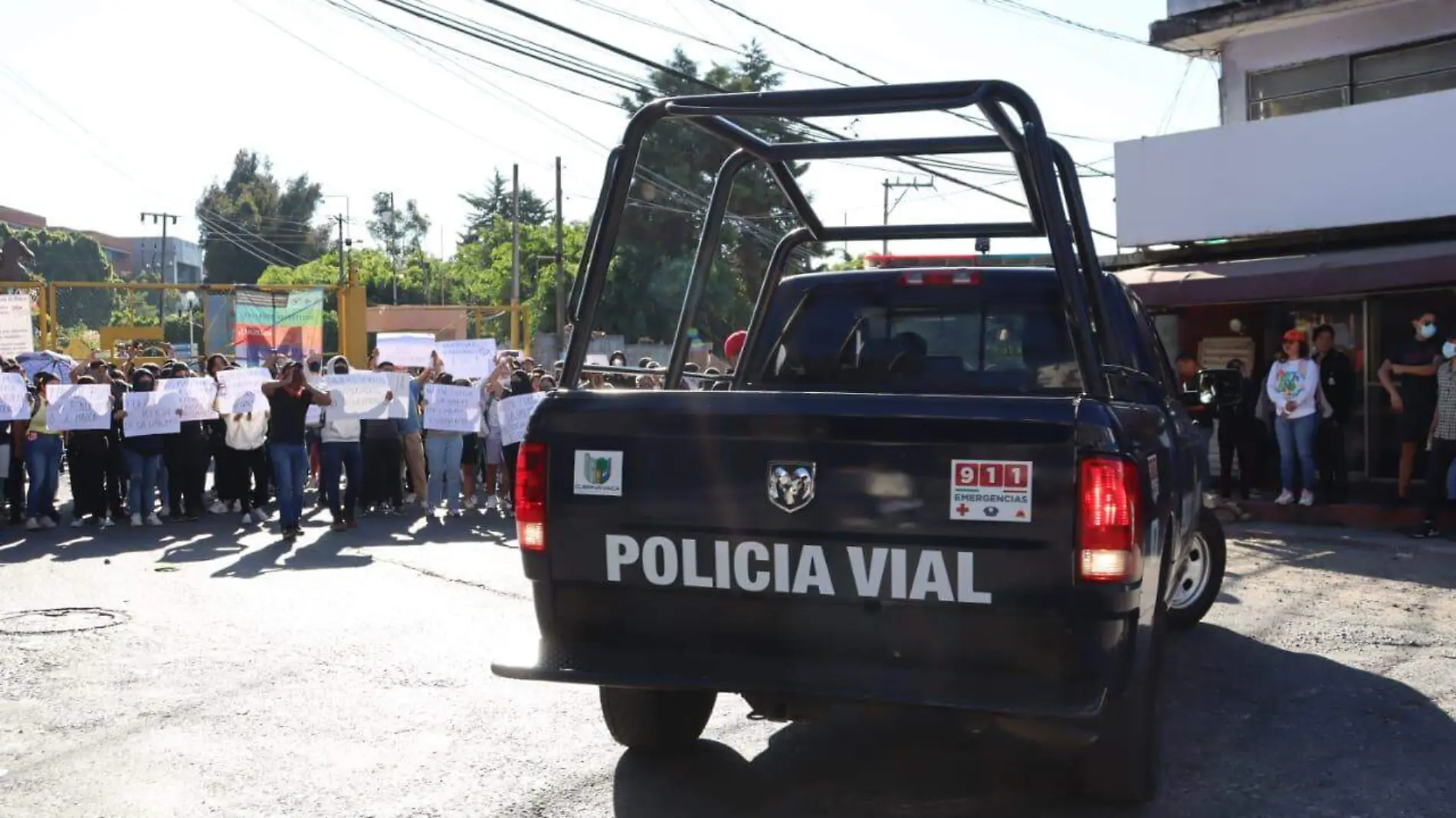 policías y manifestación